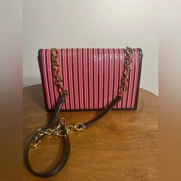 Ferragamo Ginny two-tone pink zigzag shoulder bag with gold chain shoulder strap - Picture 7 of 13
